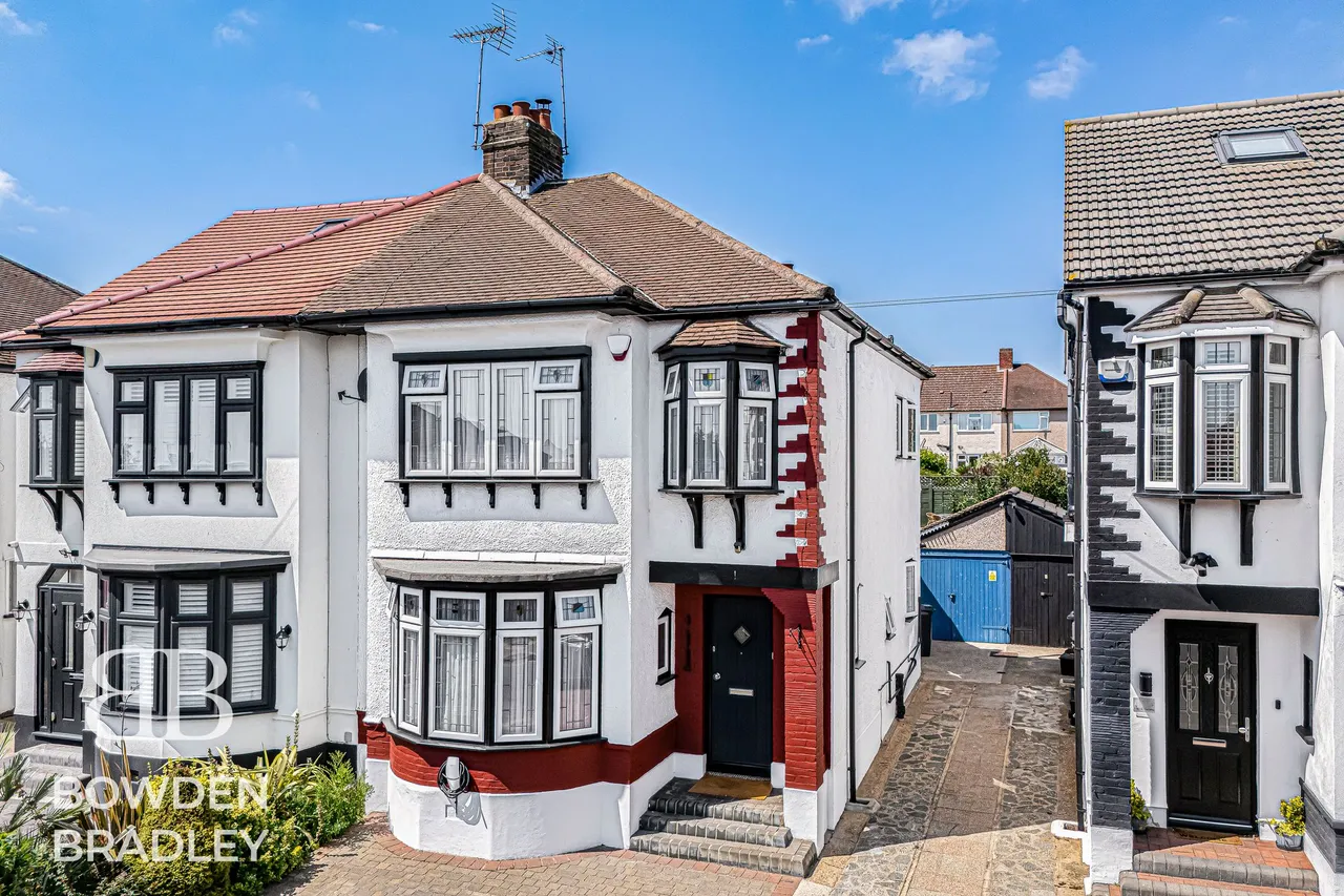 3 bed house for sale — Colvin Gardens, Hainault, IG6