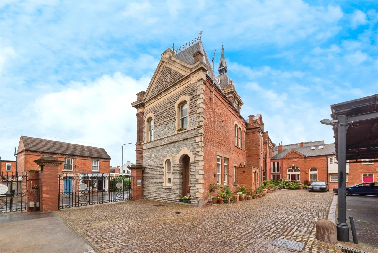 2 bed flat for sale — Castle Brewery, Newark