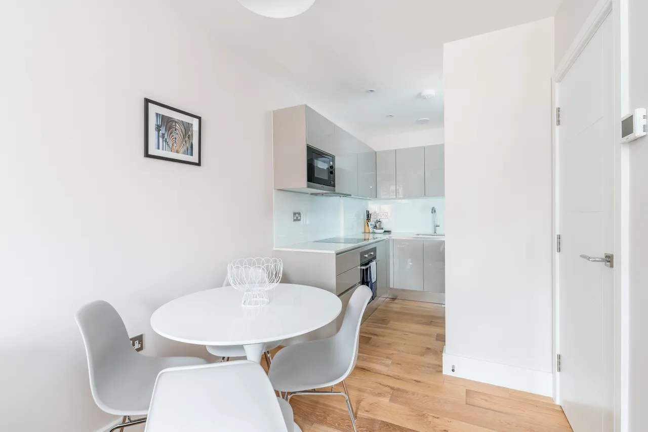 Finchley Road, London, NW3, photo 2