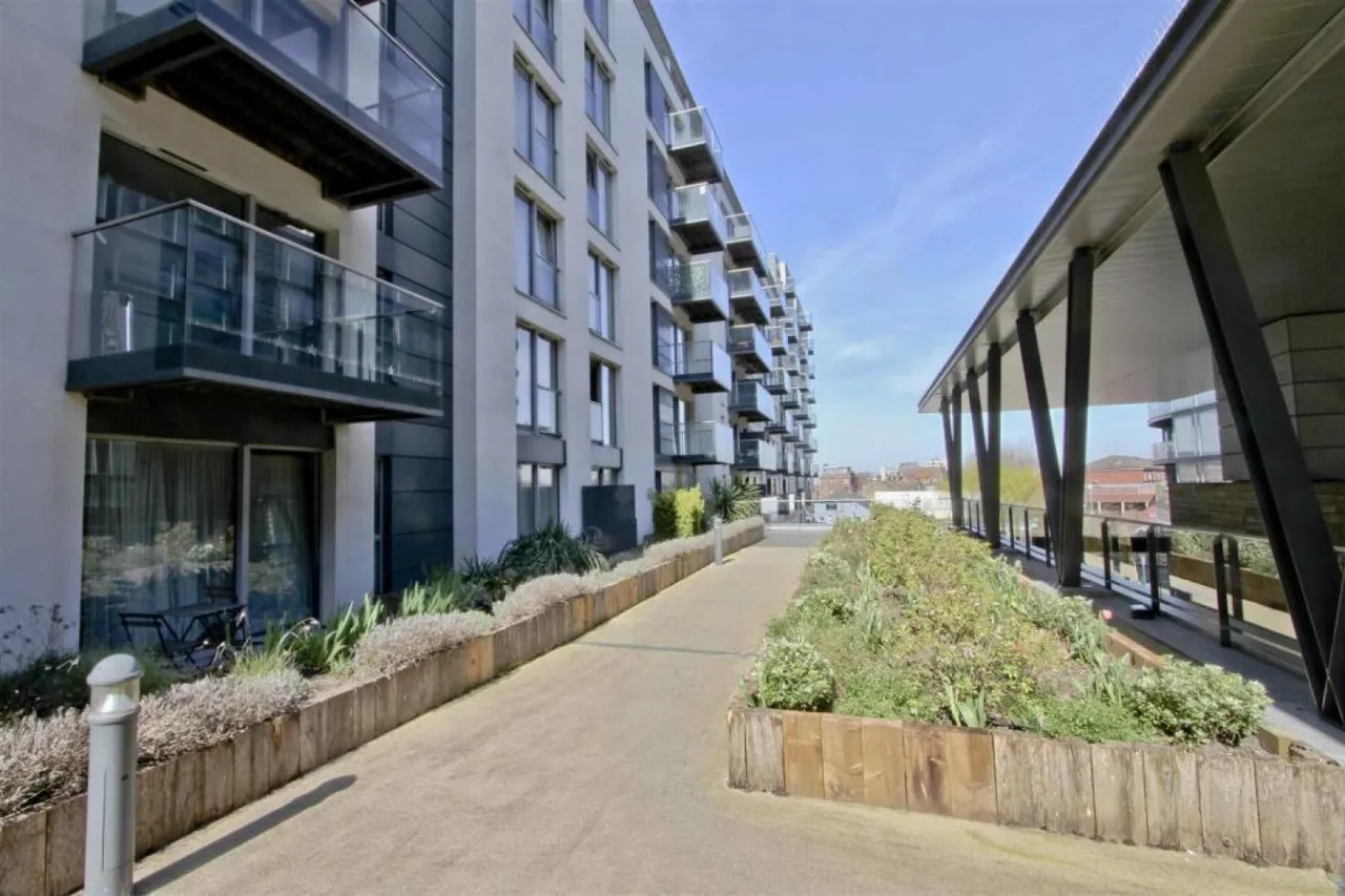 1 bed flat for sale — Station Approach, Hayes