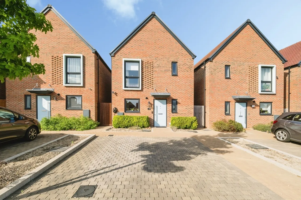 3 bed house for sale — Finlay Gardens, Hornchurch, RM12