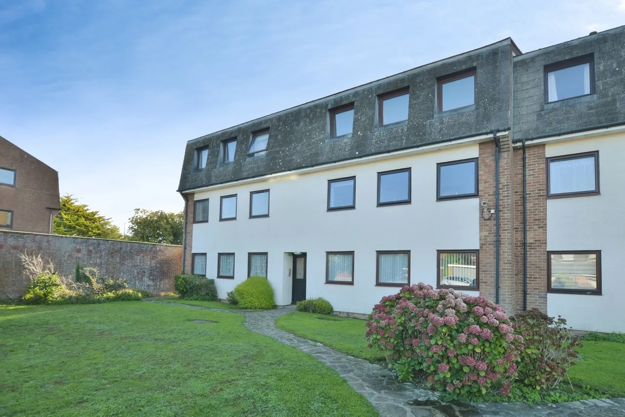 2 bed flat for sale, Cedar Crescent, St. Marys Bay, TN29