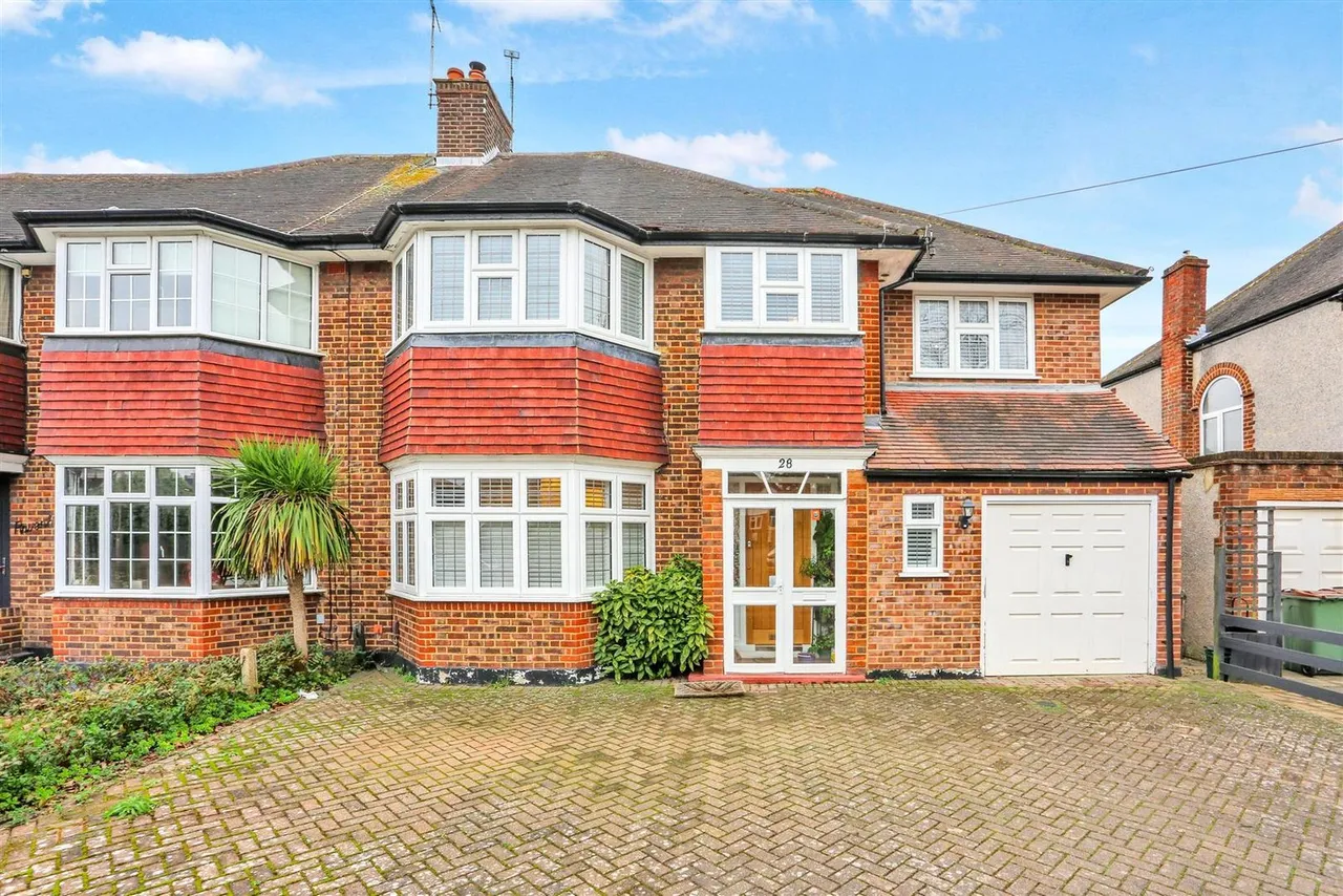 4 bed house for sale — Park Road, Cheam Village, SM3 8PY