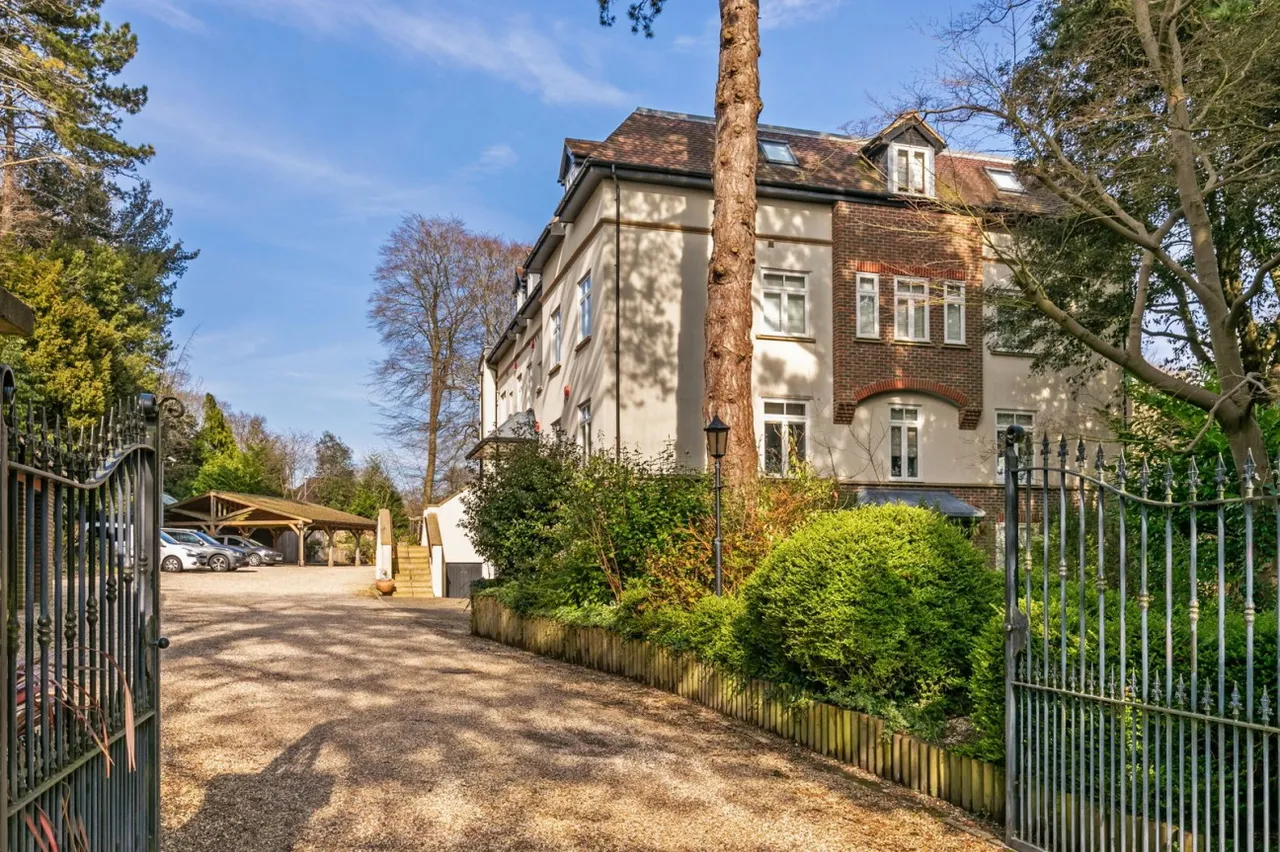 4 bed property for sale, Kings Crescent, Winchester, SO22
