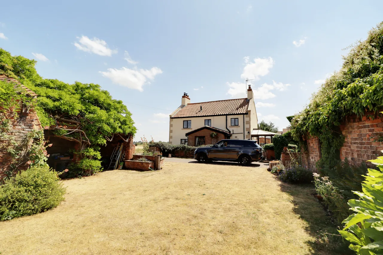 3 bed house for sale, Woodhall Farmhouse Belshaw Lane, Belton, DN9