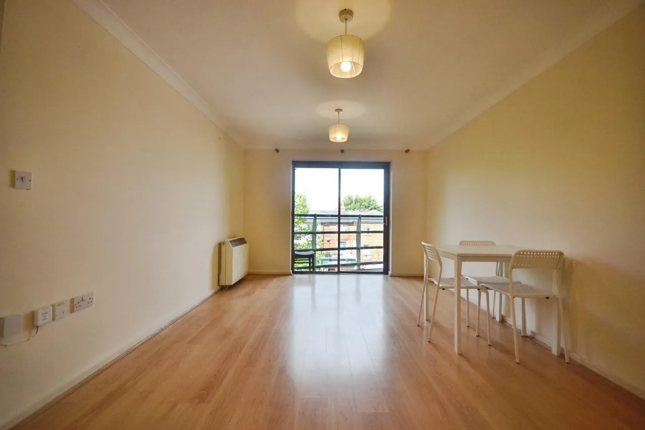 2 bed flat to rent — Jubilee Square, Reading
