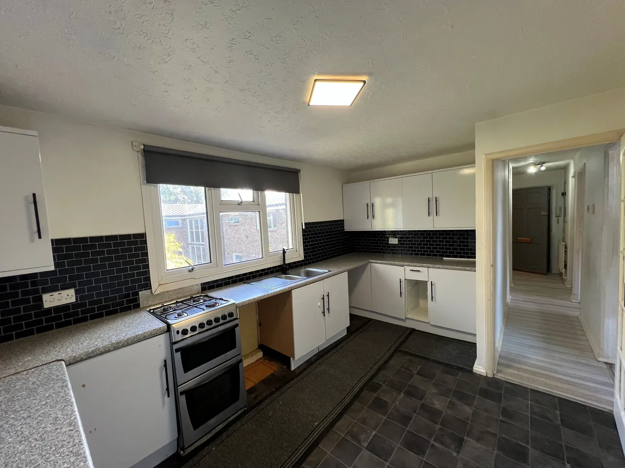 Broadfield, RH11, photo 8