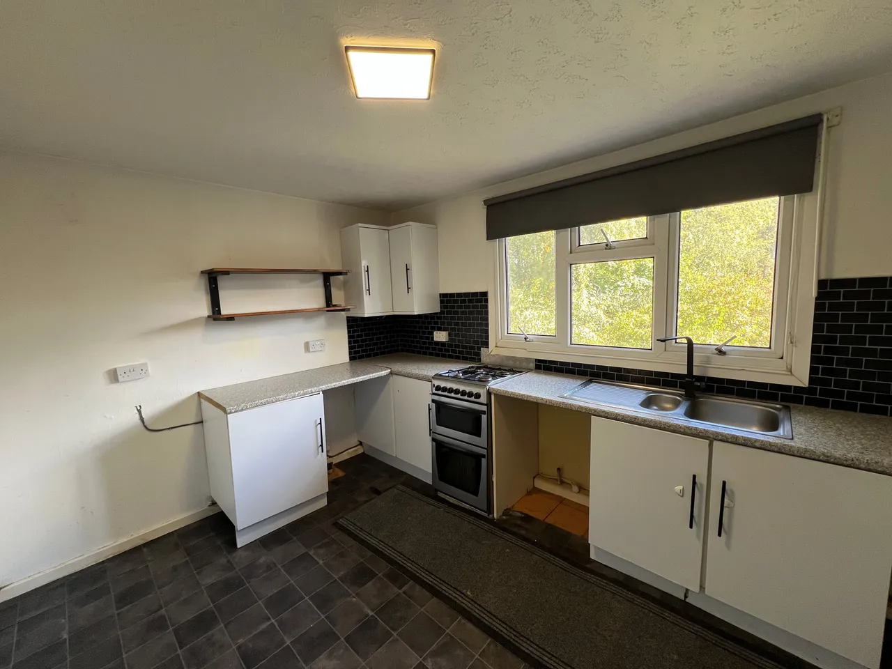 Broadfield, RH11, photo 7