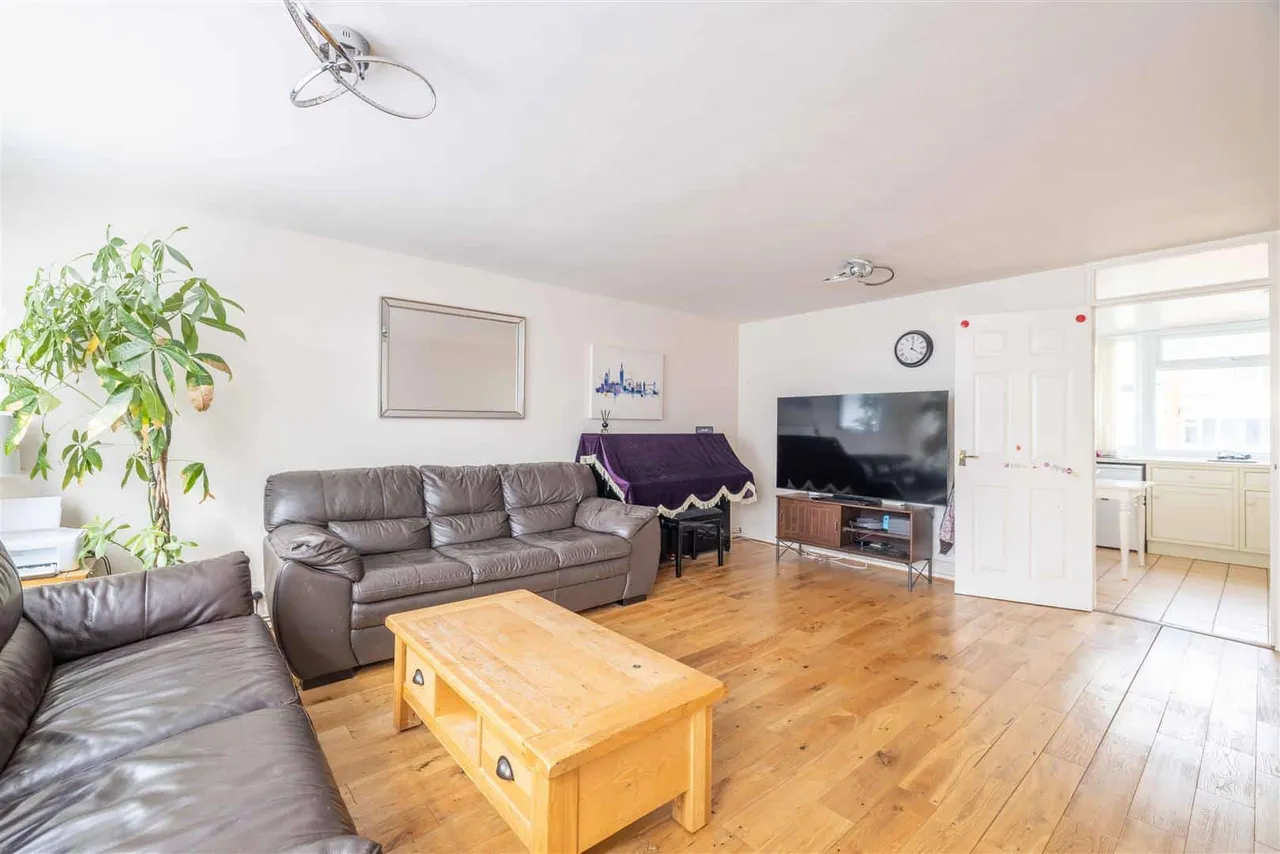Black Horse Close, Windsor, Berkshire, SL4 5QP, photo 3