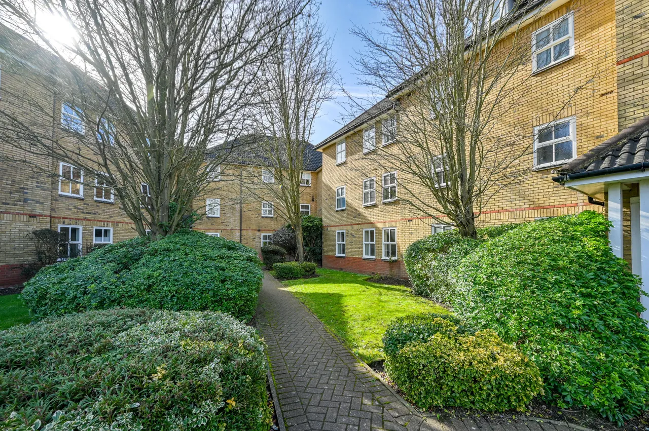 2 bed flat for sale — 16 Alfred Close, London
