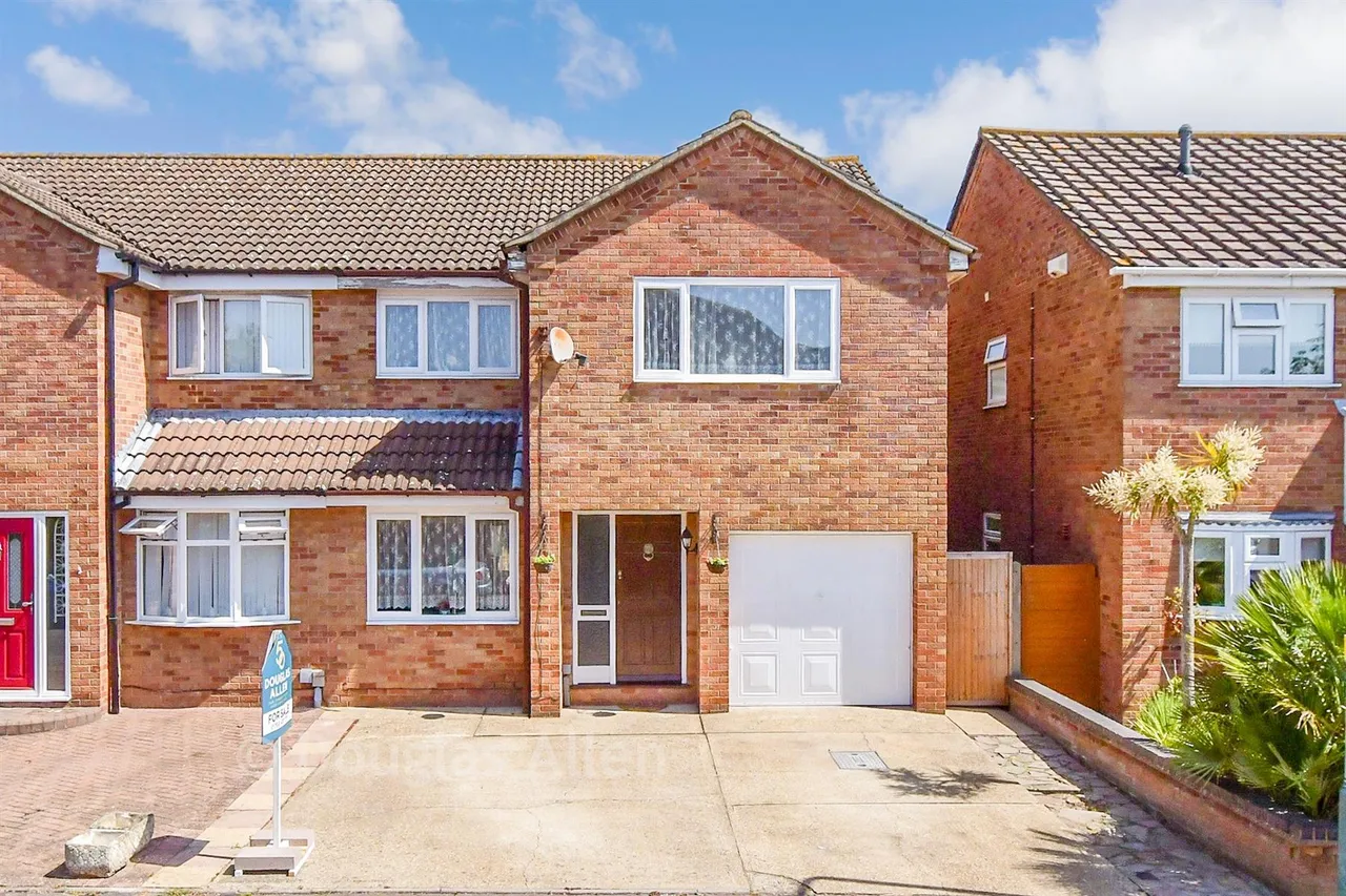 4 bed house for sale, Ilfracombe Crescent, Hornchurch, RM12