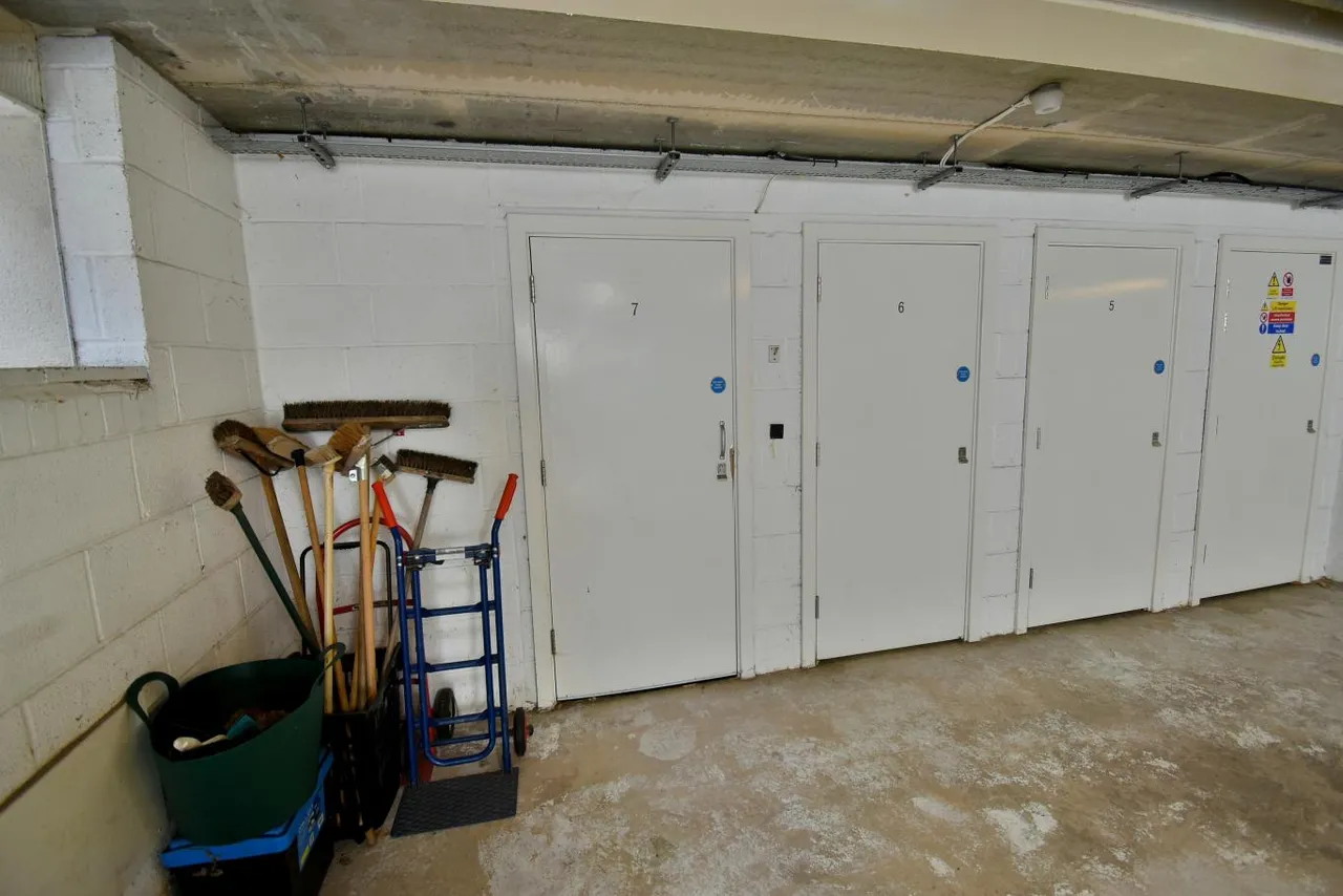 Lea Court, BH22, photo 17
