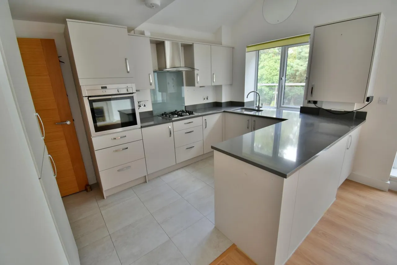 Lea Court, BH22, photo 2
