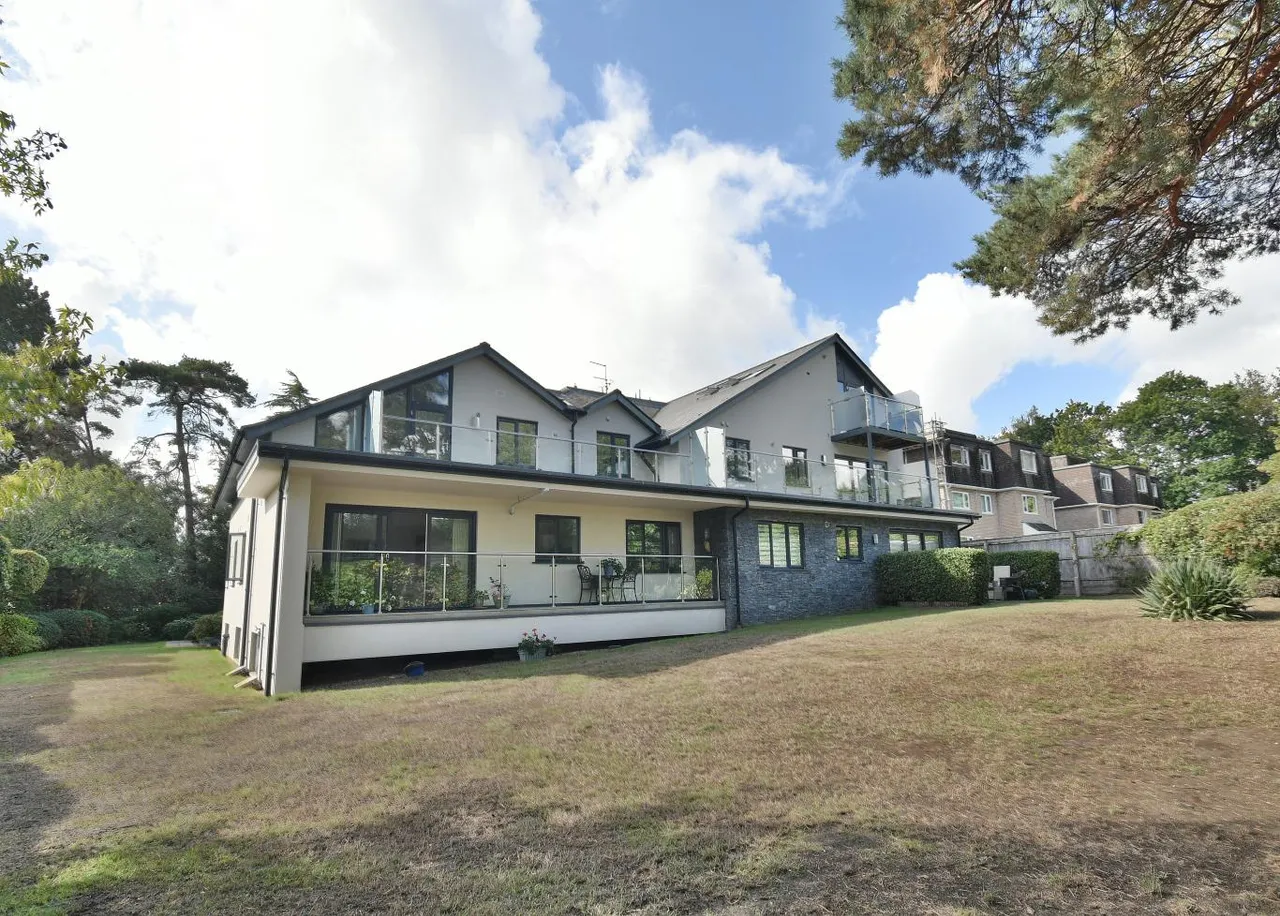 Lea Court, BH22, photo 13