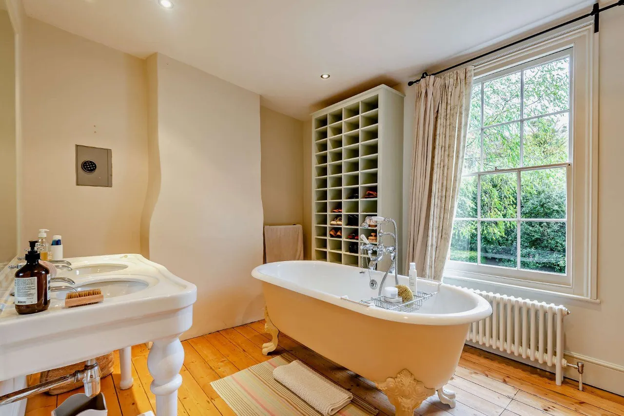 Bishopsgate Road, Englefield Green, Egham, Surrey, TW20 0XY, photo 11
