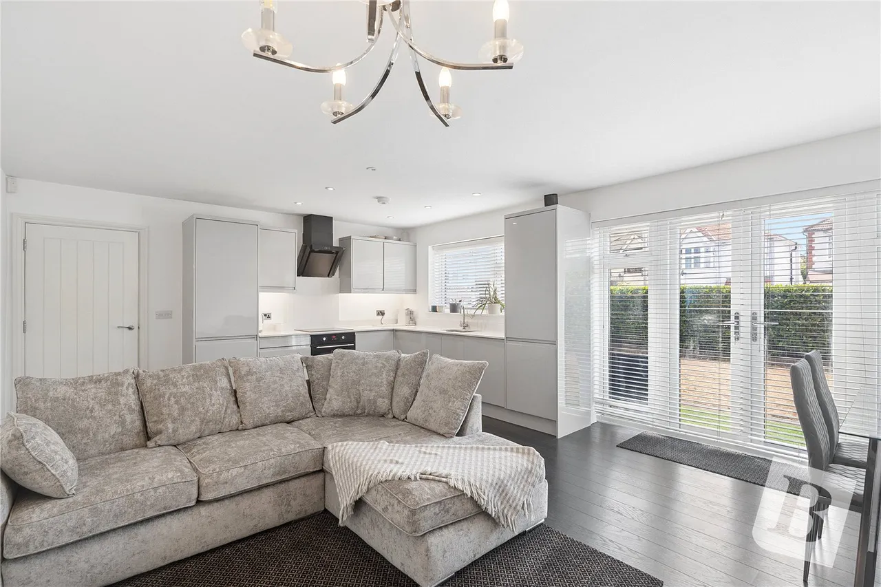 2 bed flat for sale — Three Oaks Court, 151 Balgores Lane, Gidea Park, RM2