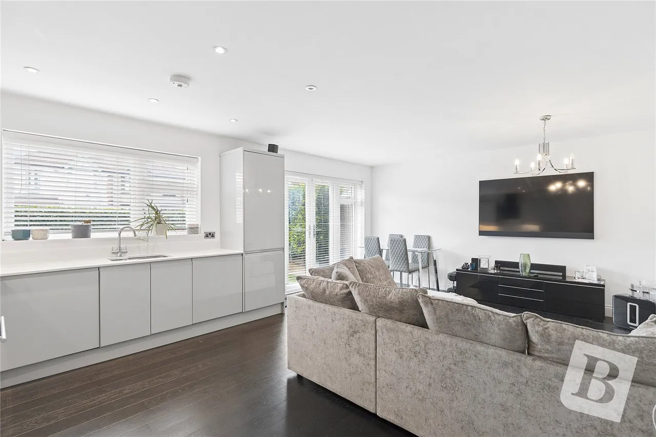 Three Oaks Court, 151 Balgores Lane, Gidea Park, RM2, photo 5