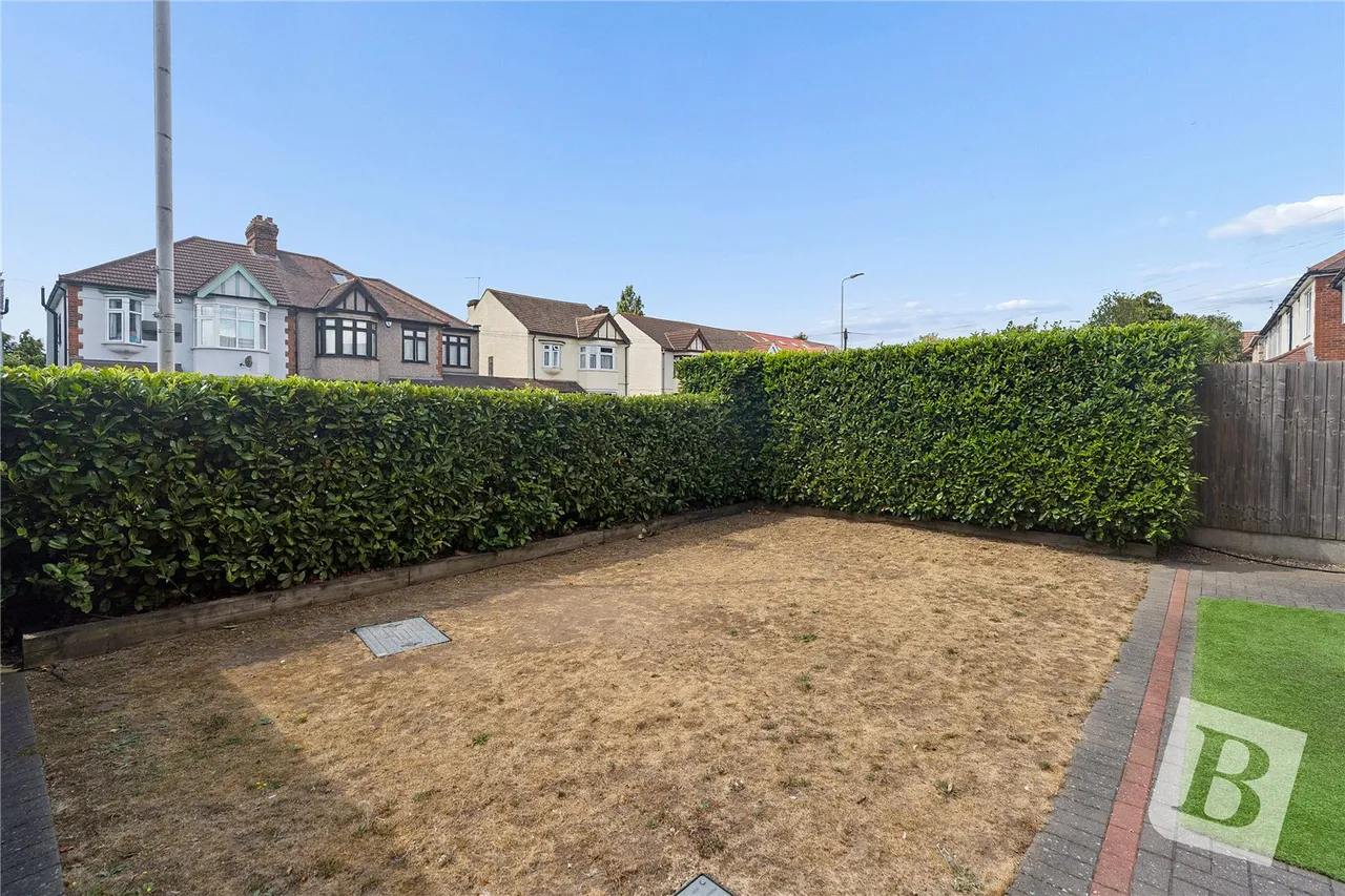 Three Oaks Court, 151 Balgores Lane, Gidea Park, RM2, photo 2