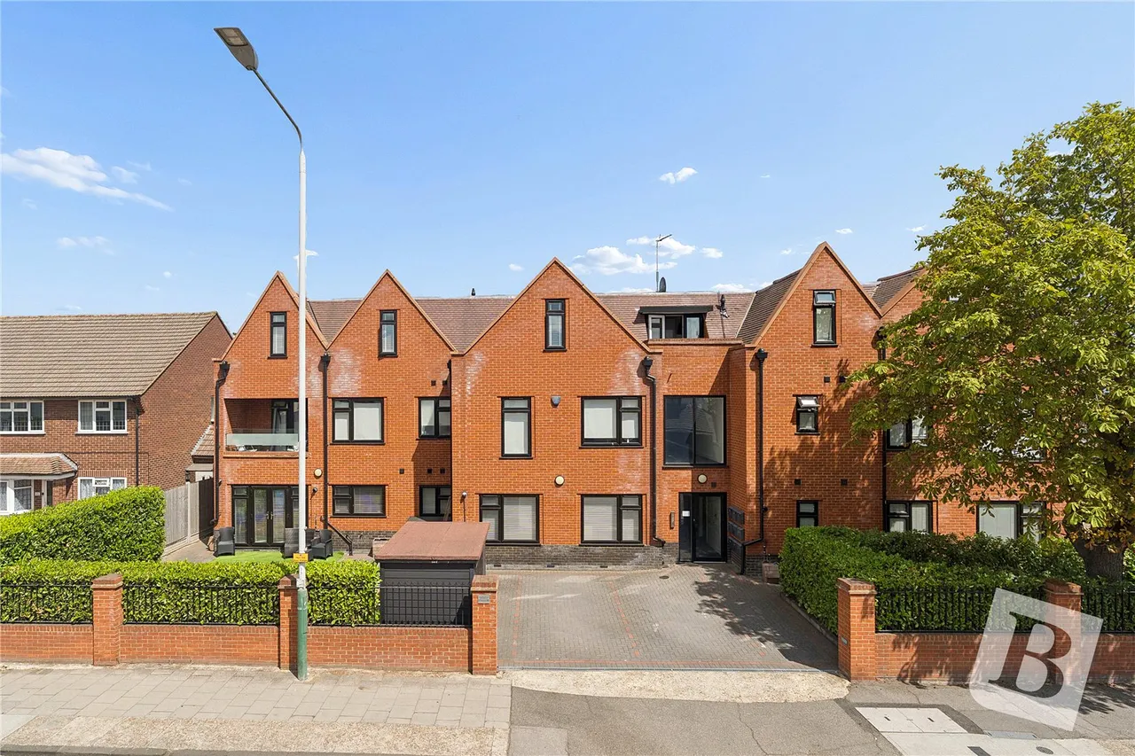 Three Oaks Court, 151 Balgores Lane, Gidea Park, RM2, photo 7