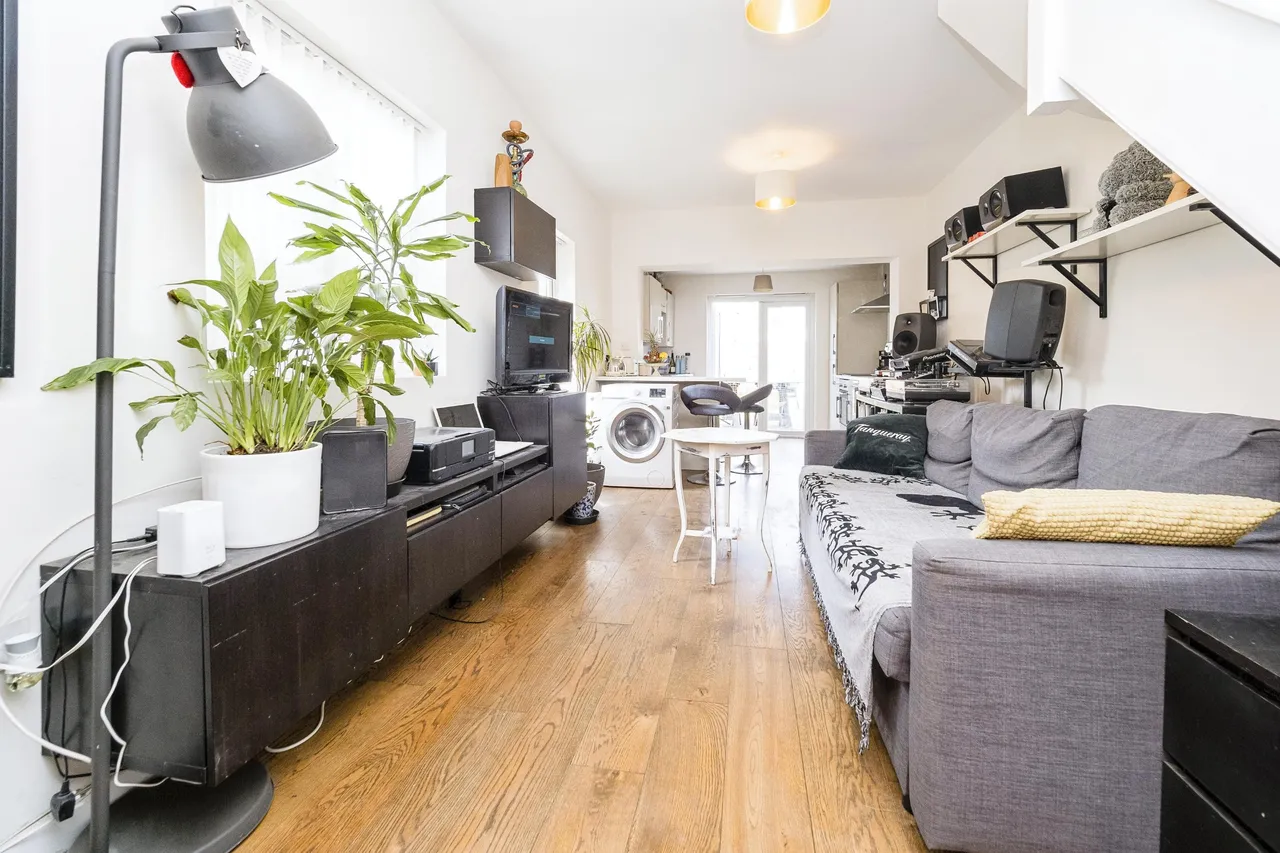 2 bed flat for sale — Chobham Road, London, E15