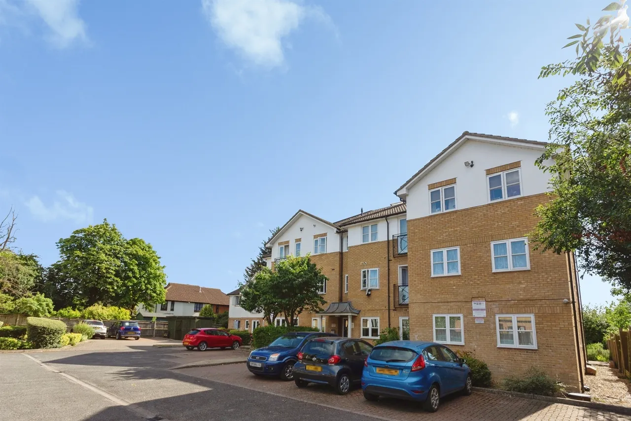 2 bed flat for sale — Corbins Lane, Harrow