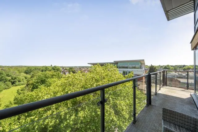 2 bed flat for sale, Victoria Way, Woking, GU21