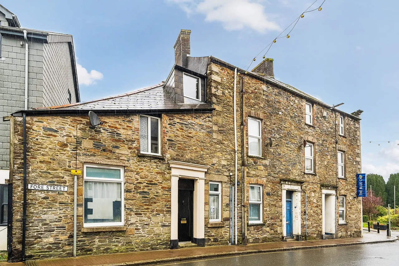 5 bed flat for sale, Fore Street, Callington, PL17