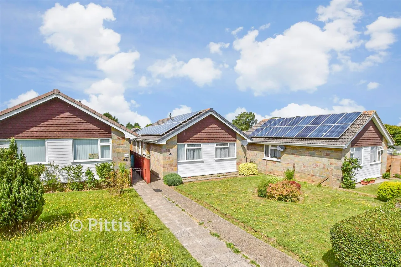 3 bed house for sale, Perowne Way, Sandown, PO36