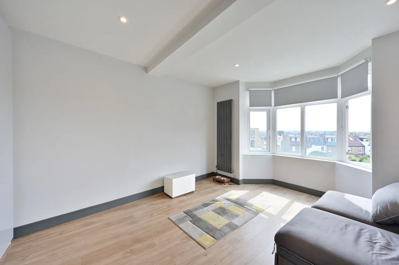 2 bed flat to rent, London, SW19