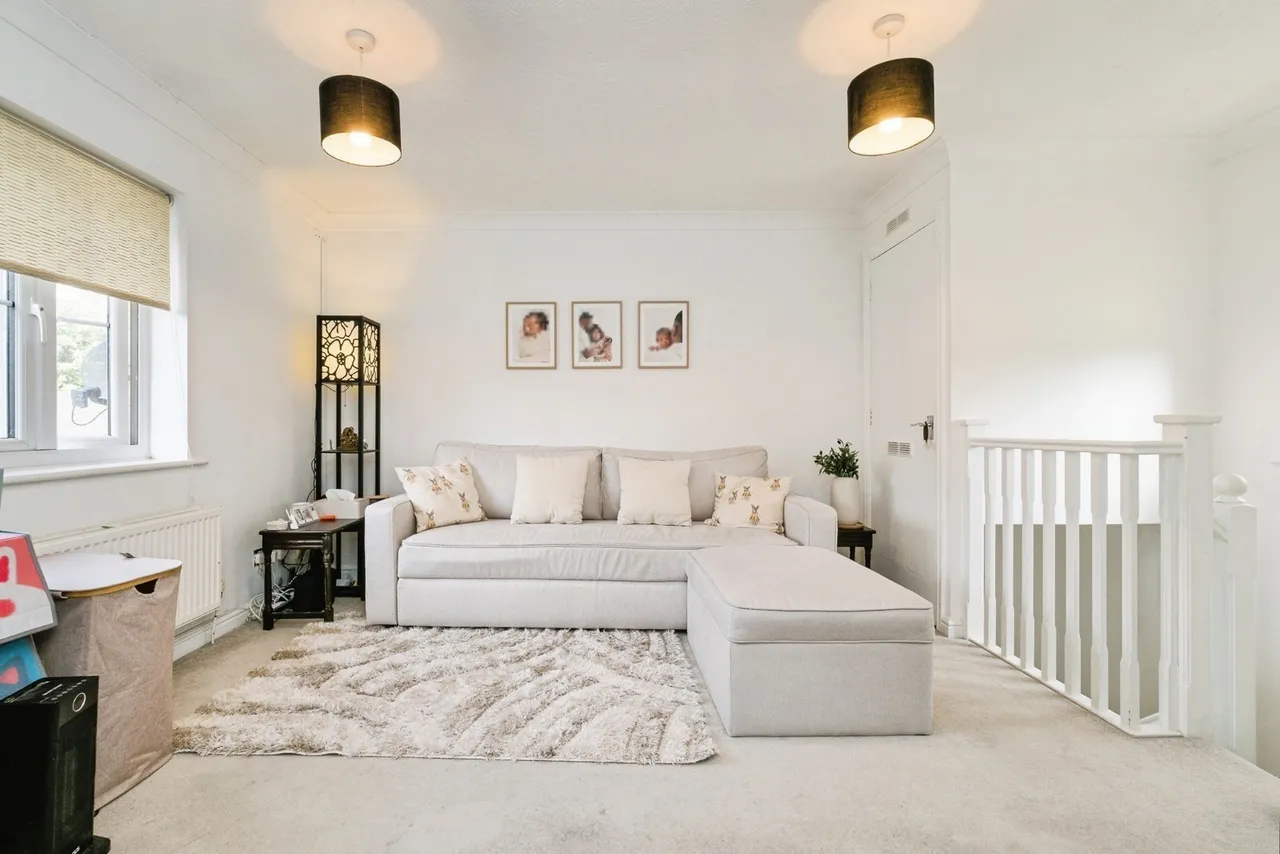 Beech Close, Loughton, Essex, IG10, photo 3