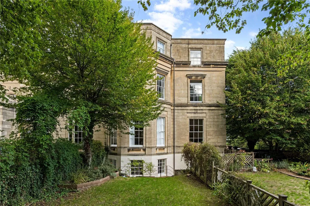 3 bed flat to rent — Codrington Place, Bristol, Somerset, BS8 3DE