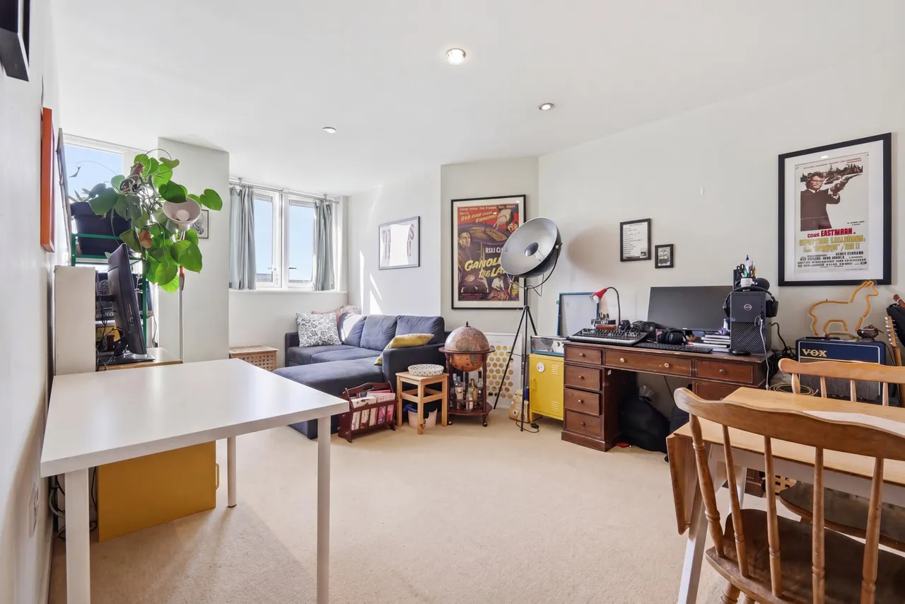 1 bed flat for sale, Romford Road, London, E15