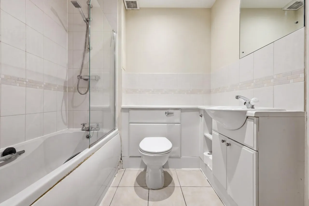 Romford Road, London, E15, photo 4