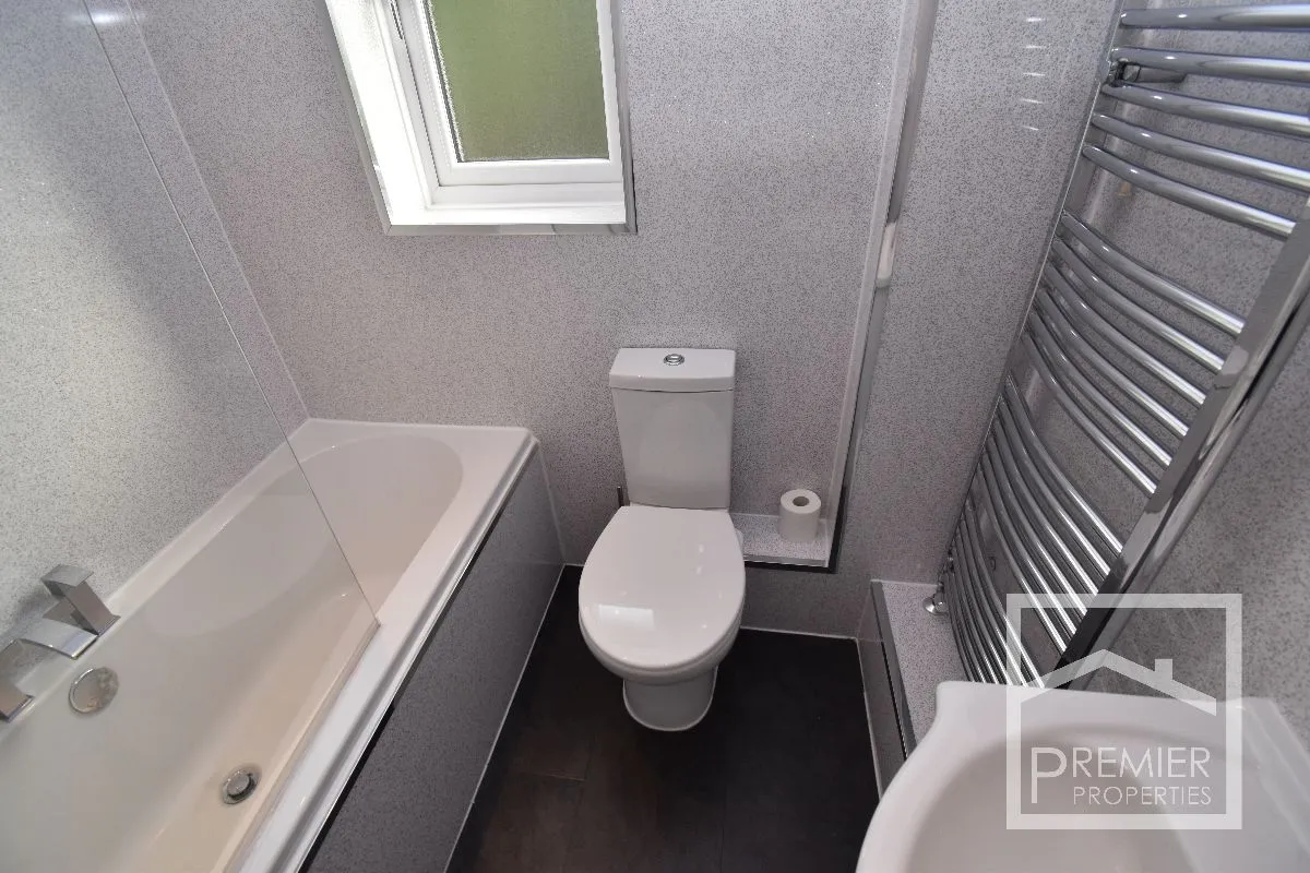 3 bedroom Mid-Terraced To Let, photo 5