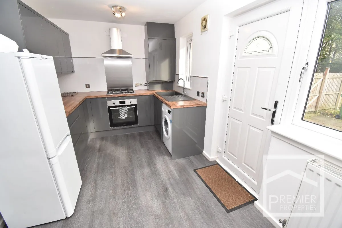 3 bedroom Mid-Terraced To Let, photo 3
