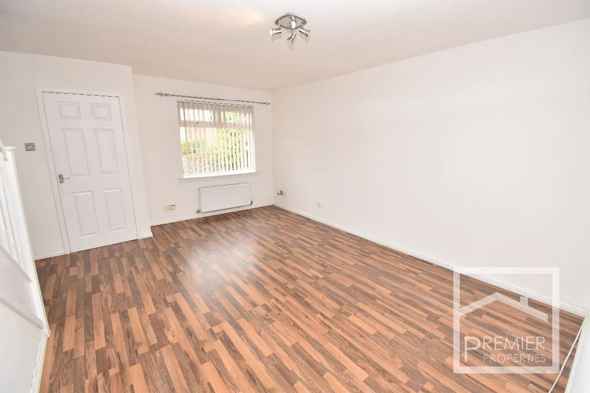 3 bedroom Mid-Terraced To Let, photo 2