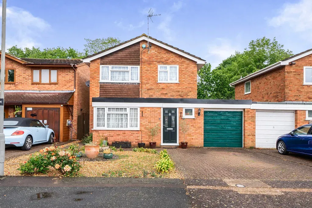 3 bed property for sale — Gleneagles Close, Bletchley, Milton Keynes, Buckinghamshire, MK3 7RT