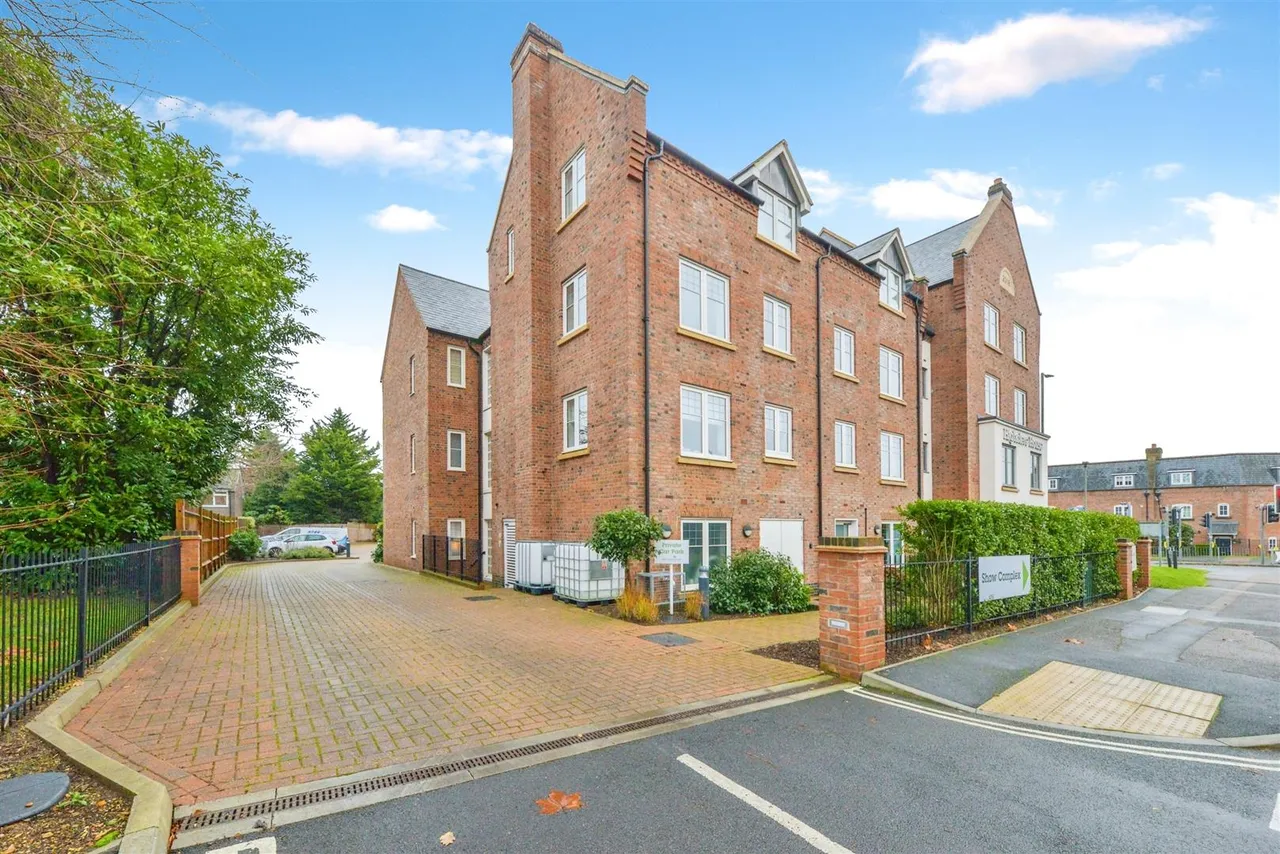 2 bed flat for sale, Great North Road, Hatfield, AL9