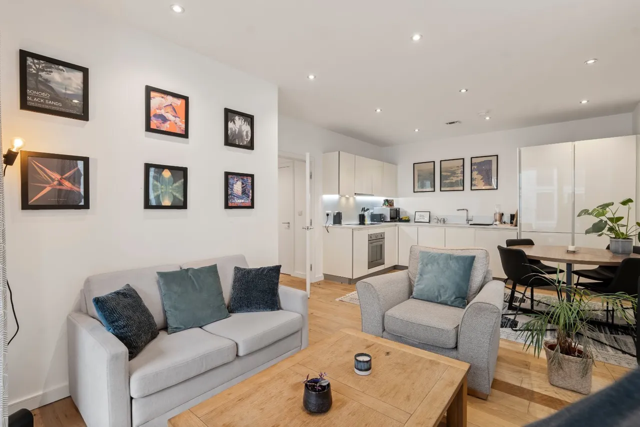 2 bed flat to rent, Green Lanes, London, N4