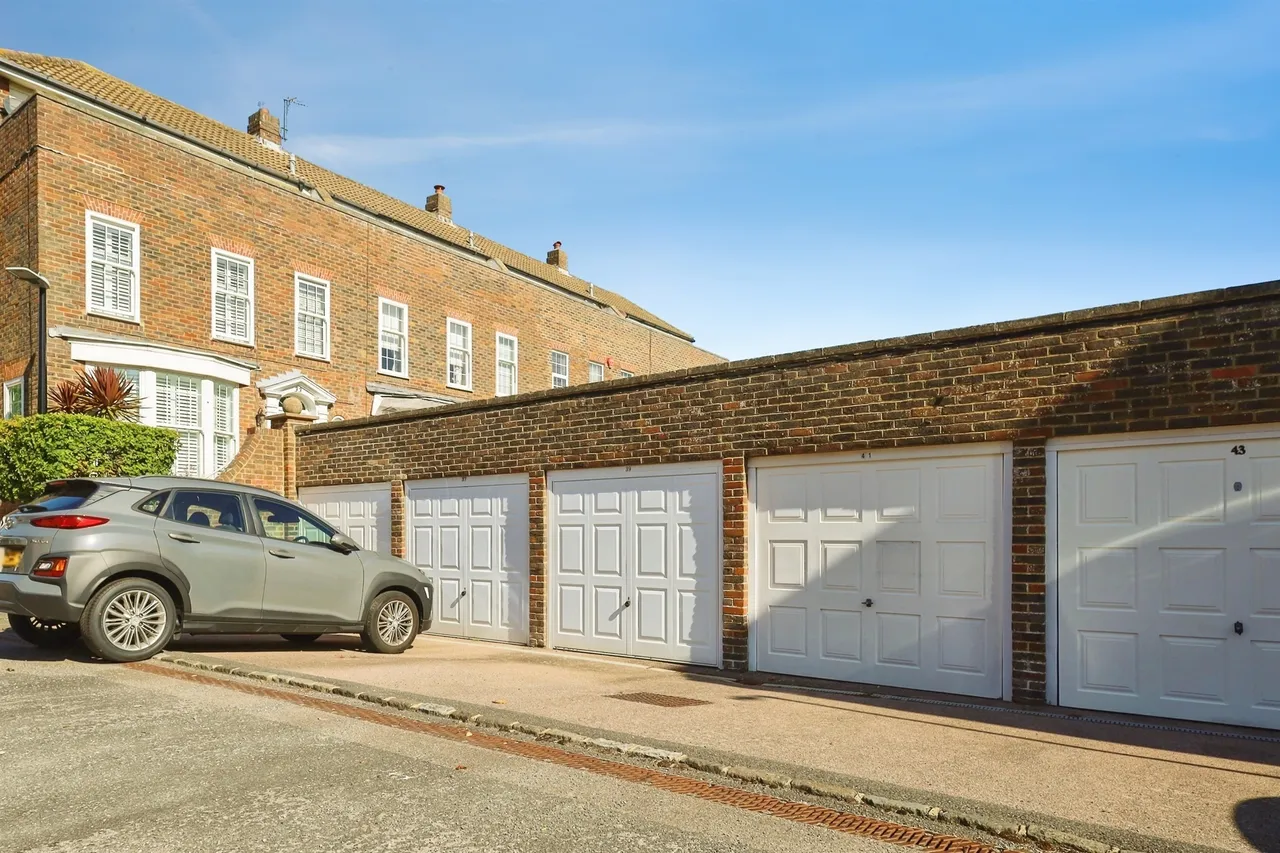 Chesterfield Gardens, Eastbourne, BN20, photo 16