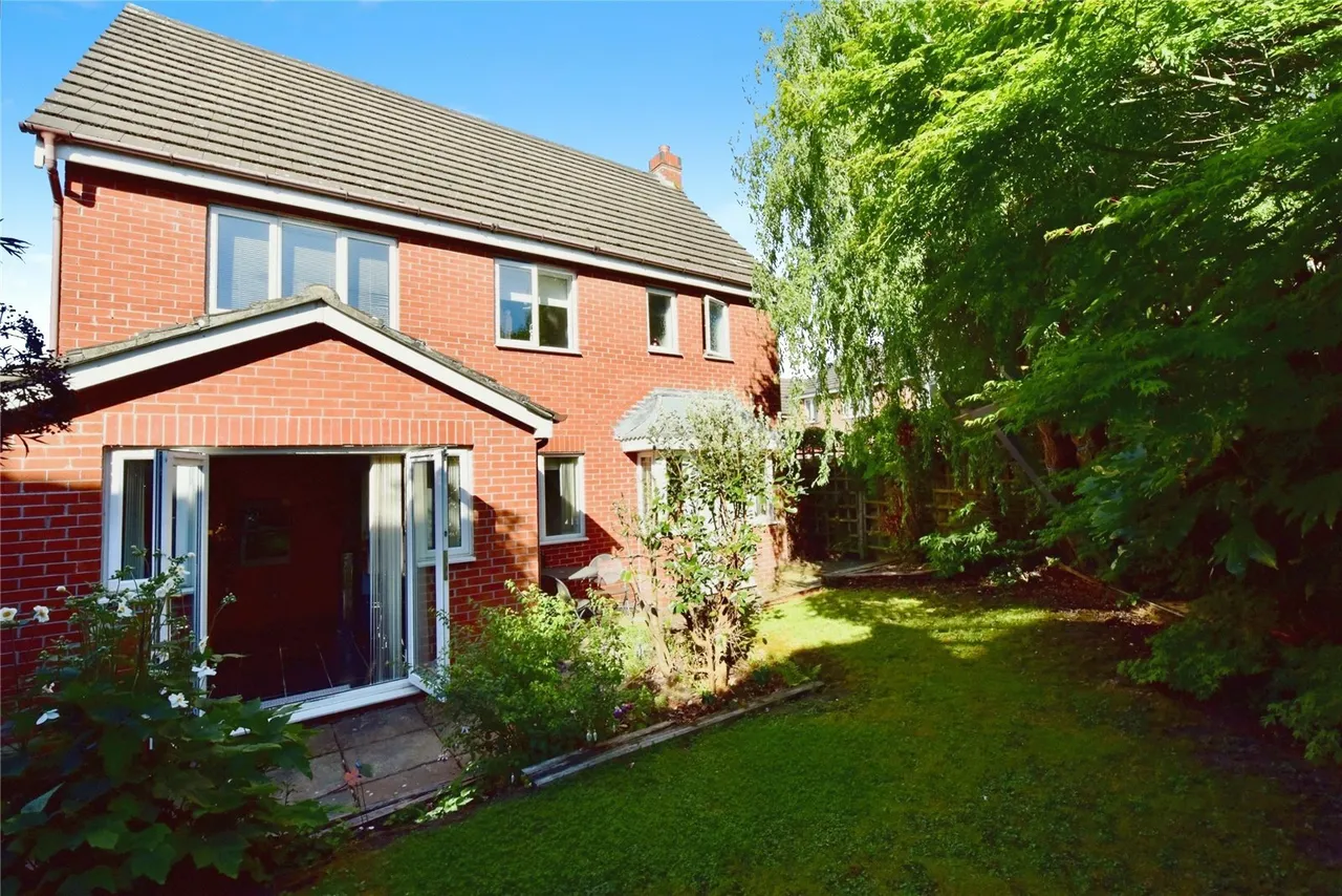 St. Matthews Close, Renishaw, Sheffield, Derbyshire, S21, photo 21