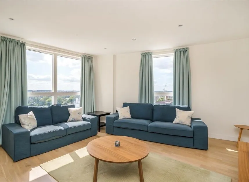 Pump House Crescent, Brentford, TW8, photo 2