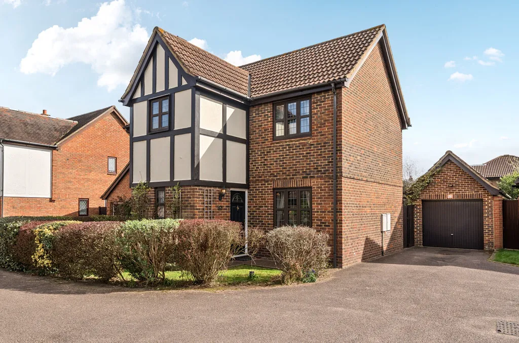 4 bed house for sale — Maple Leaf Drive, Sidcup, DA15 8WA