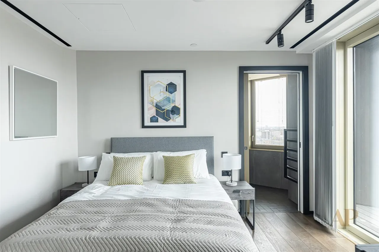 2 bed flat to rent — Hewett Street, London EC2A 3NL