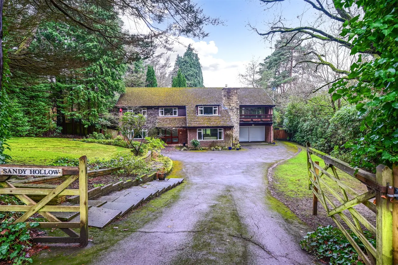 5 bed house for sale — Broomrigg Road, Fleet, Hampshire, GU51 4LS