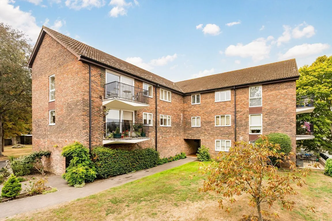 2 bed property to rent, Hillrise, Walton-On-Thames, KT12
