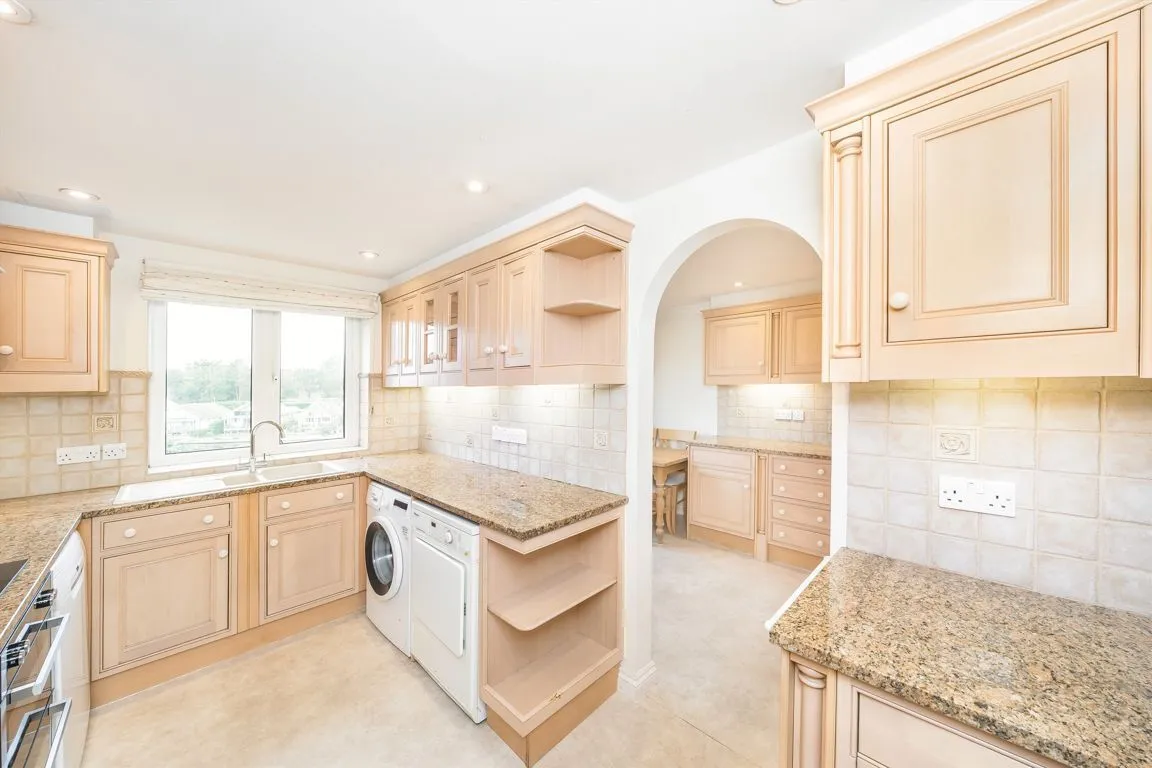 Hillrise, Walton-On-Thames, KT12, photo 3