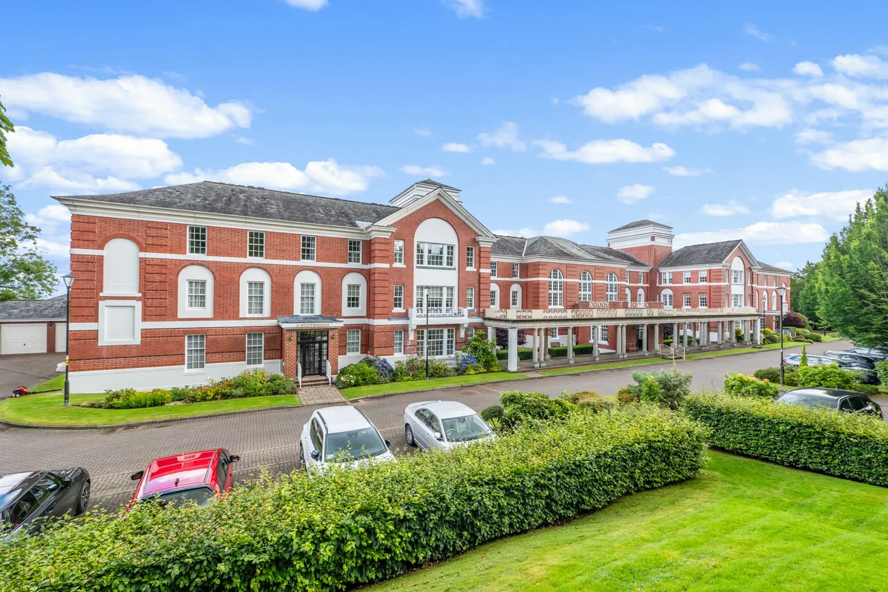 3 bed flat for sale — Southwood Place, Newton Mearns