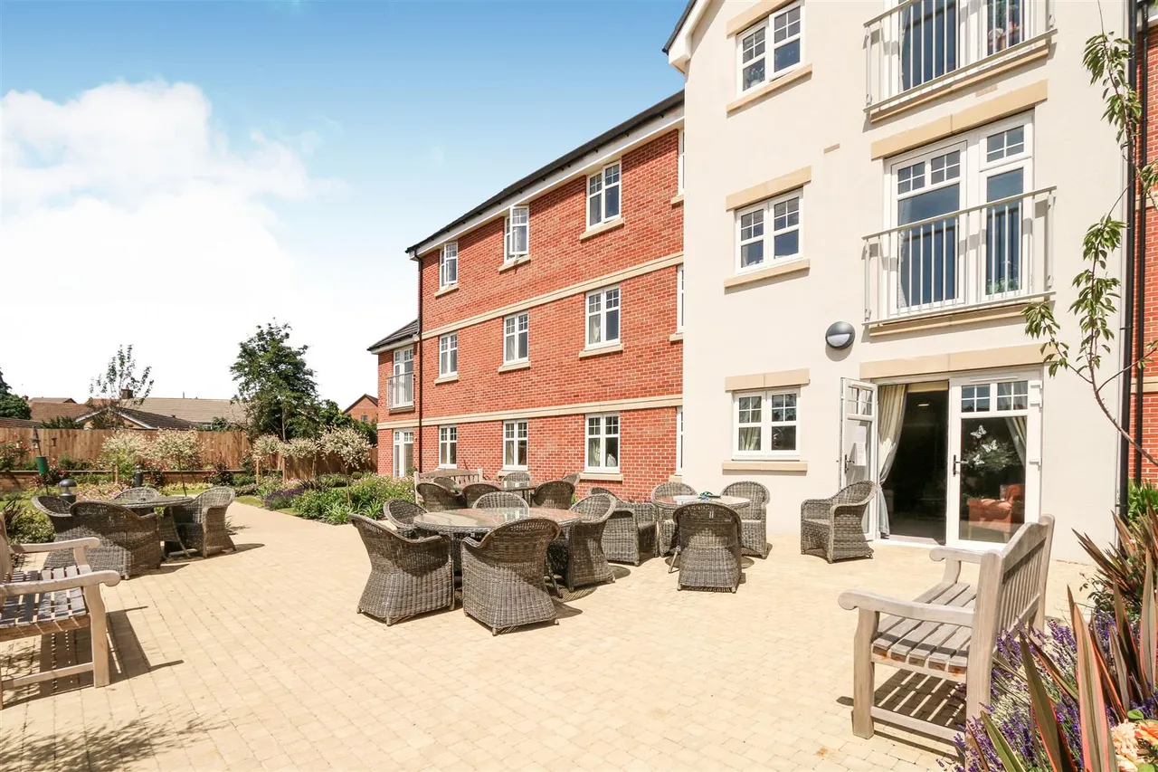 2 bed house for sale, Westfield Road, Wellingborough, NN8
