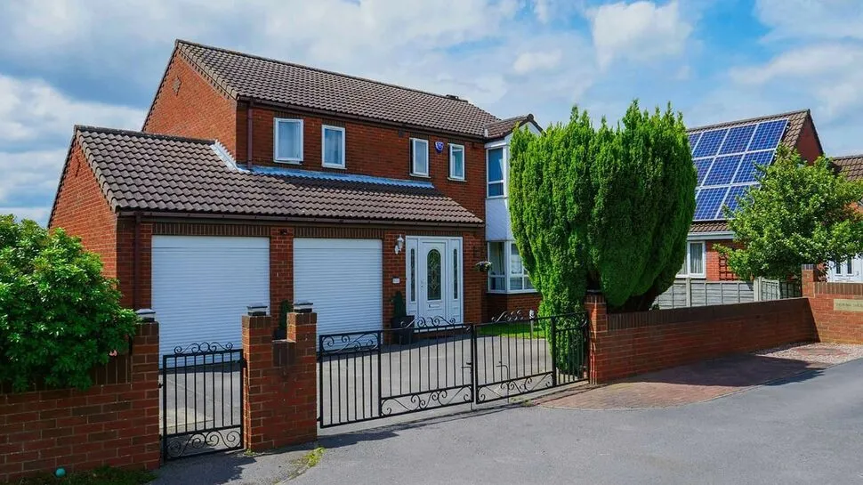 4 bed house for sale, Fairfield Court, Castleford, WF10